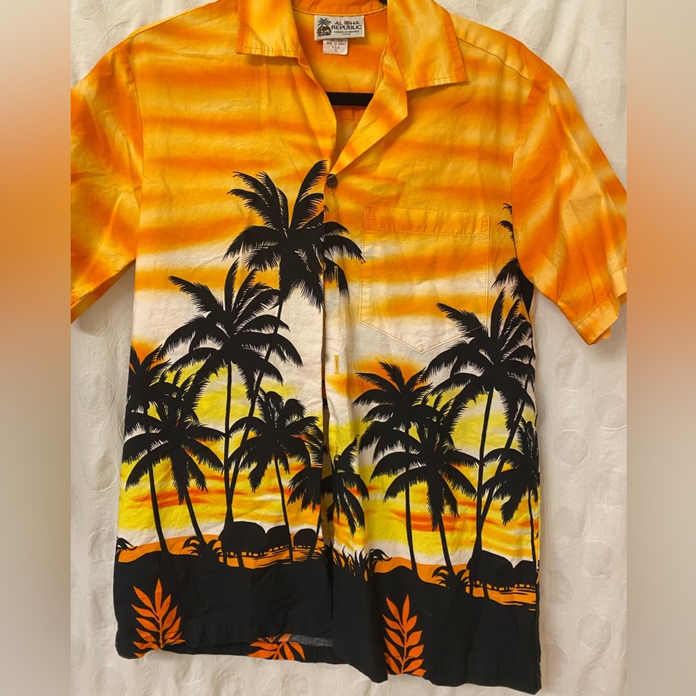Vintage Hawaiian shirt made in Hawaii. Men size small, women’s medium.
